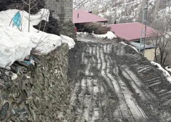 Siirt’te sağanak yağış kayaları yola devirdi, ekipler yolu ulaşıma açtı