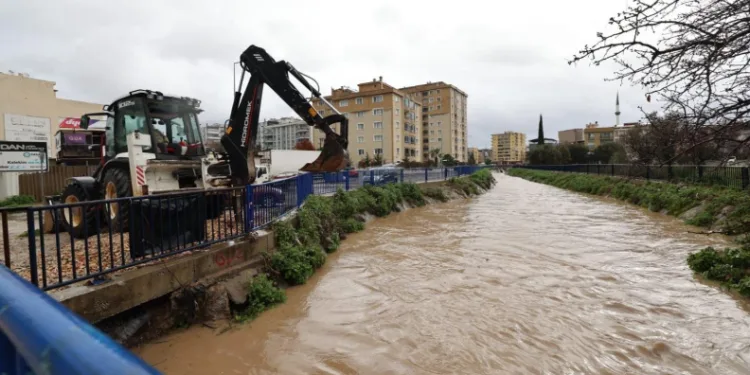 İzmir’de sağanak yağış: Büyükşehir ekipleri seferber oldu