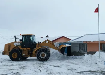 Iğdır’da ulaşıma kapanan 19 köy yolunda çalışmalar devam ediyor