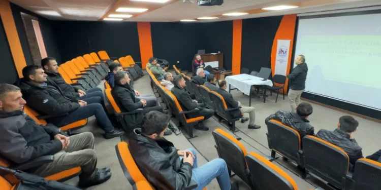 Yüksekova’da 98 yetiştiriciye “sürü yönetimi” eğitimi verildi