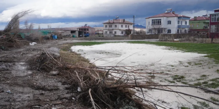 Niğde’nin Çiftlik ilçesinde yağışın ardından taşkınlar yaşandı