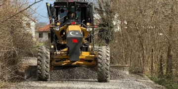 Havaların düzelmesiyle köy yollarında çalışmalar başladı