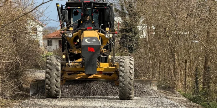 Havaların düzelmesiyle köy yollarında çalışmalar başladı