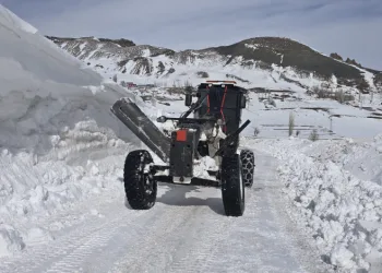 Son yılların en yoğun kar yağışını alan Iğdır’da karla mücadele aralıksız sürüyor