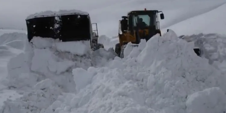 Hakkari’de 79 yerleşim yerinin yolu ulaşıma kapandı