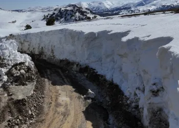 Kar iş makinelerinin boyunu aştı, kapalı yollar böyle açıldı