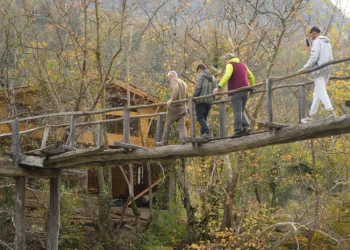 Asırlık ahşap köprü zamana meydan okuyor: Köylüleri sırtında taşıyor