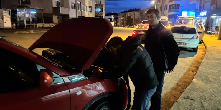 Otomobilin motoruna sıkışan kedi için seferber oldular