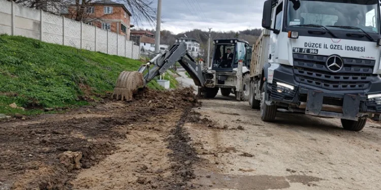 Düzce’de yağmur suyu için v kanal altyapısı sürüyor