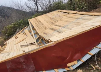 Ordu’da fırtına: Evlerin çatıları uçtu