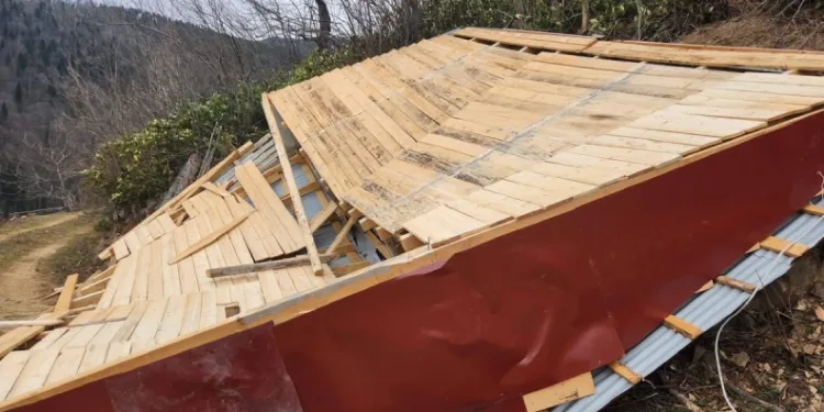Ordu’da fırtına: Evlerin çatıları uçtu