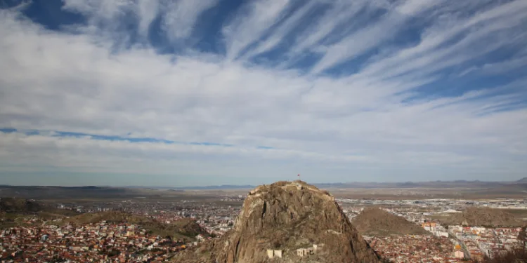 Karahisar Kalesi üzerinde bulutların dansı eşsiz manzaralar ortaya çıkardı