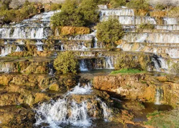 Başdeğirmen Şelalesi ziyaretçi akınına uğradı