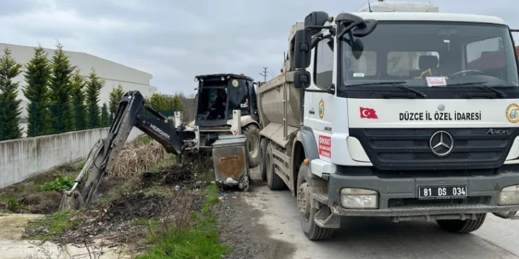 Su kanaları temizleniyor