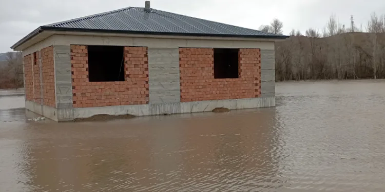 Çekerek ırmağı taştı; yollar ve tarlalar sular altında kaldı