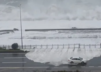 Rize’de dev dalgalar Karadeniz Sahil Yolu’na ulaştı