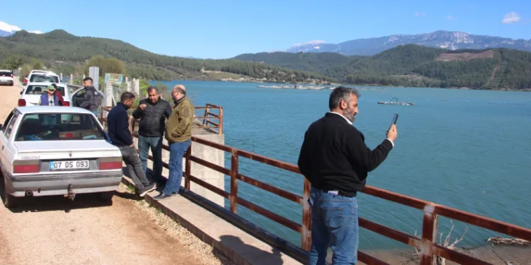 Alakır Barajı 3 yıl aradan sonra doldu taştı, üretici bayram etti