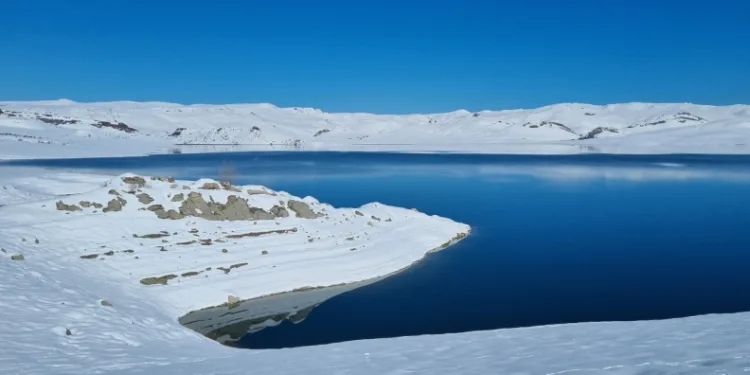 Ağrı Yazıcı Barajı’nda buzlar çözüldü, kartpostallık manzara oluştu