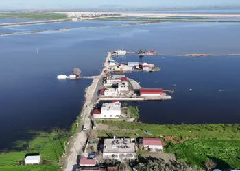 Amik Ovası’nda şiddetli yağışla birlikte tarım arazileri ve evler günlerdir sular altında