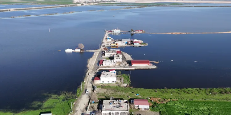 Amik Ovası’nda şiddetli yağışla birlikte tarım arazileri ve evler günlerdir sular altında