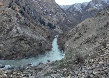 Şırnak’ta kar eridi, dereler taştı