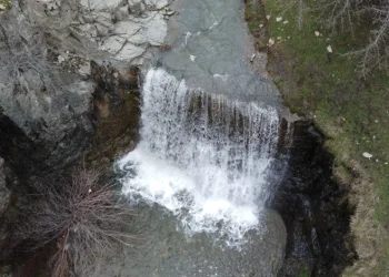 Eriyen kar suları yazın kuruyan şelaleyi yeniden coşturdu