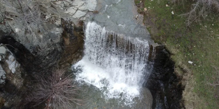 Eriyen kar suları yazın kuruyan şelaleyi yeniden coşturdu