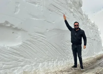 Şemdinli’de iş makinesinin boyunu bulan kar tünellerinde çalışma