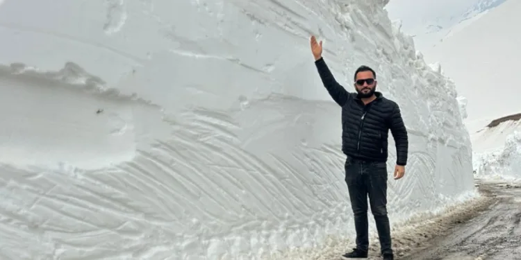 Şemdinli’de iş makinesinin boyunu bulan kar tünellerinde çalışma