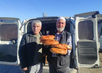 İmece usulüyle pide dağıtılıyor, pide girmeyen ev kalmıyor
