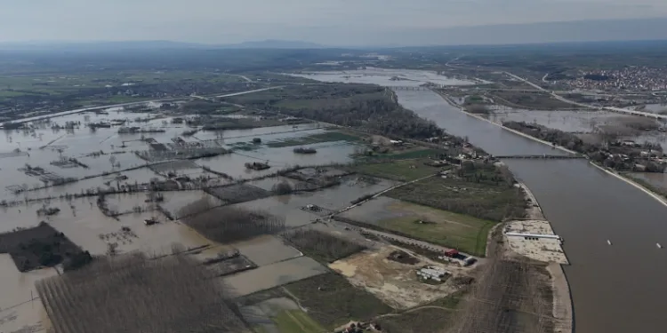 Edirne’de sular altında kalan yerleşim alanları ve çiftlikler havadan görüntülendi