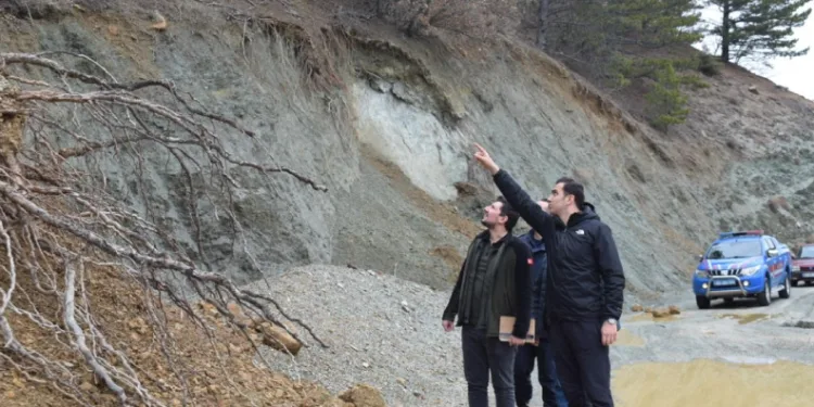 Baraj gölünde artan su seviyesi orman ve arazi yollarında heyelana neden oldu