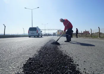 Kahramanmaraş’ta deforme olan yollar sıcak asfaltla tamir ediliyor