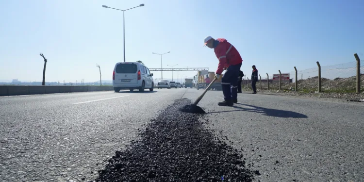 Kahramanmaraş’ta deforme olan yollar sıcak asfaltla tamir ediliyor