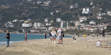 Alanya’da şubat ortasında deniz keyfi