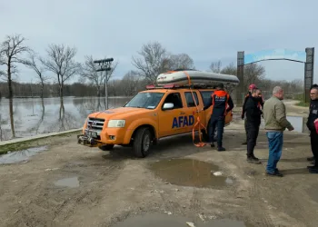 Taşkında mahsur kalan atlar için botlarla seferberlik