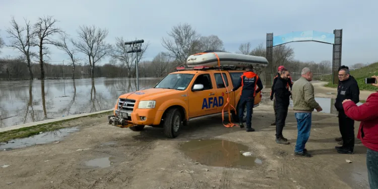 Taşkında mahsur kalan atlar için botlarla seferberlik