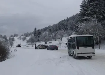 Yedigöller Milli Parkı yolunda kar yağışı etkili oluyor