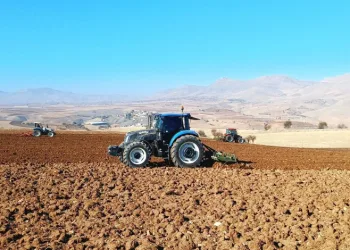 Gercüş’te çiftçilerin bahar mesaisi başladı: Tarlalar gübreyle buluşuyor