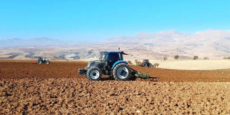 Gercüş’te çiftçilerin bahar mesaisi başladı: Tarlalar gübreyle buluşuyor