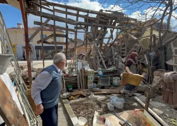 Eskişehir’de ilginç kaza; belediye ekipleri yaşlı çiftin evini adeta başına yıktı