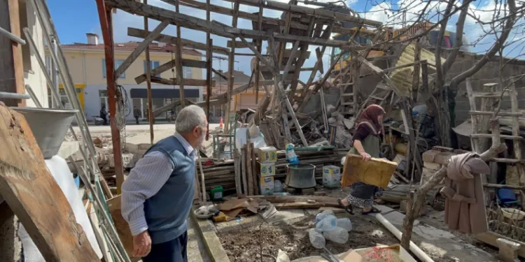 Eskişehir’de ilginç kaza; belediye ekipleri yaşlı çiftin evini adeta başına yıktı