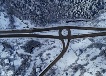 Güneşin açmasıyla oluşan eşsiz kar manzaraları dronla görüntülendi