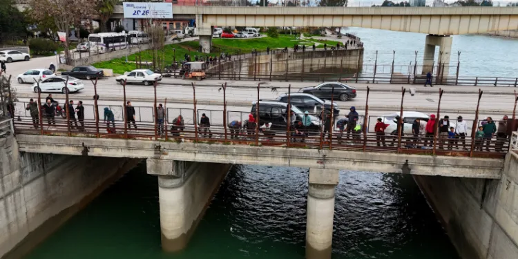Baraj kapakları açıldı, onlarca balıkçı nehre akın etti