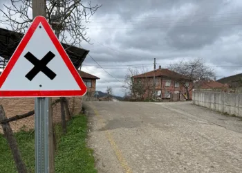 Köy yollarında tabela çalışmaları sürüyor