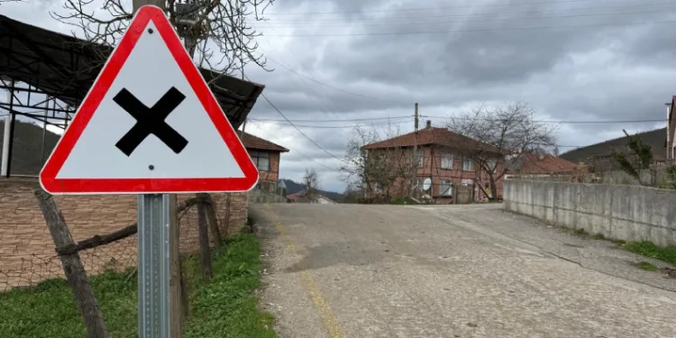 Köy yollarında tabela çalışmaları sürüyor