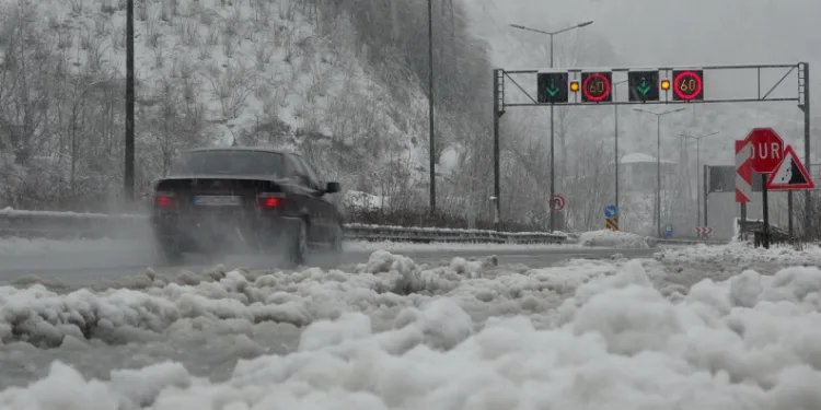 Samsun-Ordu karayolunda kar yağışı