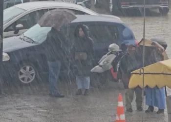 Zonguldak’ta sağanak yağış sürprizi: Hazırlıksız yakalananlar saçak altlarına sığındı
