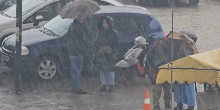 Zonguldak’ta sağanak yağış sürprizi: Hazırlıksız yakalananlar saçak altlarına sığındı