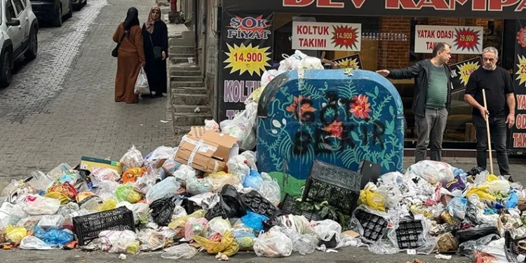 Buca’da grev bitti, çöp çilesi bitmedi